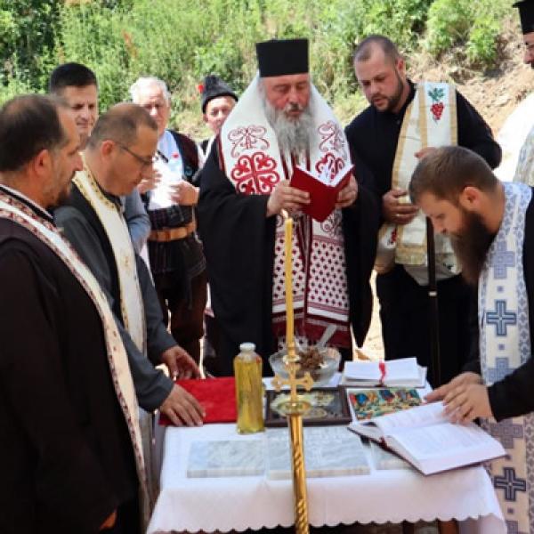 Епископот Делчевско-каменички г. Марко ги освети темелите на новата резиденција во Македонска Каменица